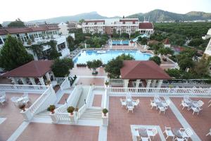 Terrasse und Hauptswimmingpool